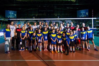 Team Germany with Ballkids after the loss; FIVB Volleyball World League Group 3 Finals, fraport Arena, Frankfurt (Main) Germany, 20160702: 1st place match: Germany vs Slovenia (Deutschland gegen Slowenien)