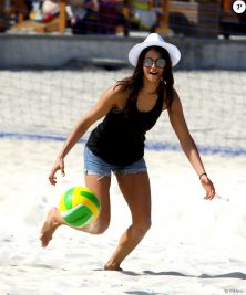 1828662-nina-dobrev-curte-praia-com-amigos-em-c-950x0-2