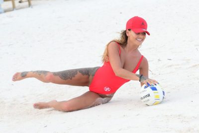 chantelle-connelly-in-swimsuit-playing-volley-ball-at-a-beach-at-dominican-republic-03-09-2017_7