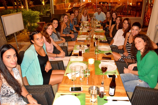 «Οικογενειακό» τραπέζι στη Βούλα (φωτό)