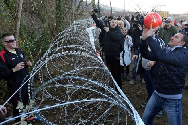 Όχι στα… φιλέ του διχασμού (fotos)!