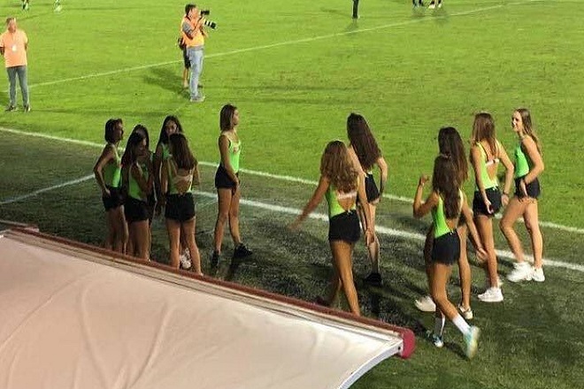 Χαμός με σορτς 16χρονων βολεϊμπολιστριών- ball girls σε ποδοσφαιρικό ματς (fot)