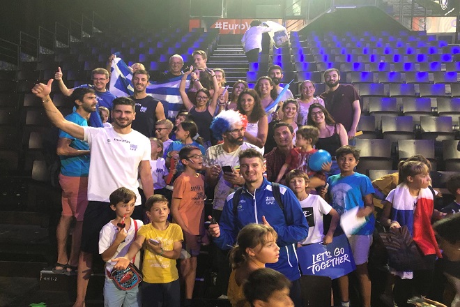 EurovolleyM2019: Αυτόγραφα και φωτογραφίες με τους Έλληνες του Μονπελιέ (φωτ)