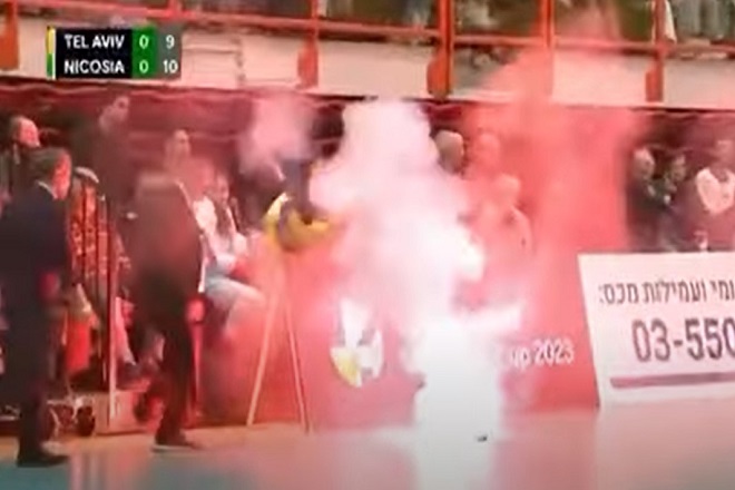 Cev Cup ανδρών: Οι οπαδοί της Μακάμπι Τελ Αβίβ πέταξαν καπνογόνο στον αγωνιστικό χώρο (vid)