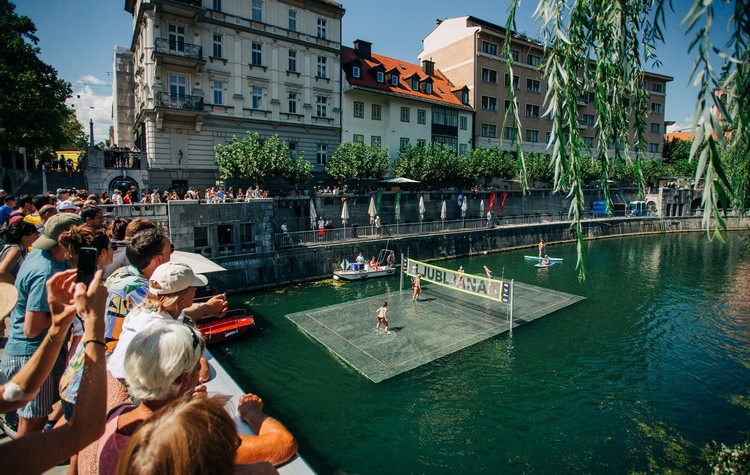 Αυγουστιάτικο σερβίς στους πρώτους επίσημους αγώνες water volley της Λιουμπλιάνα!