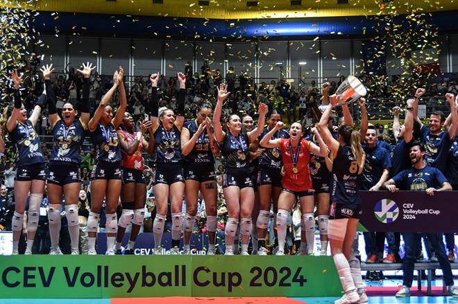 Φόρεσαν το στέμμα του CEV Cup οι Ζακχαίου, Ανθούλη με την Κιερι!