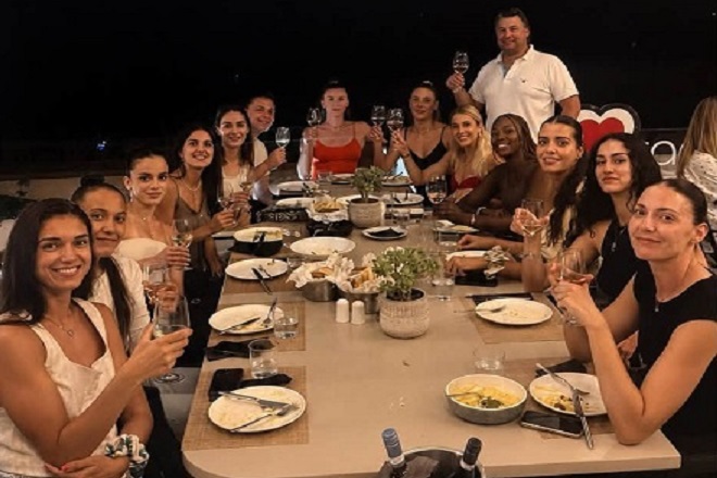 Weclome dinner με… Character στον Α.Ο. Θήρας και φόντο μαγευτικό ηλιοβασίλεμα της καλντέρας